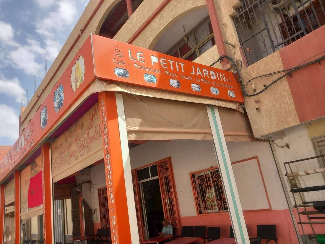 Enseigne Le Petit Jardin, café restaurant pizza snack