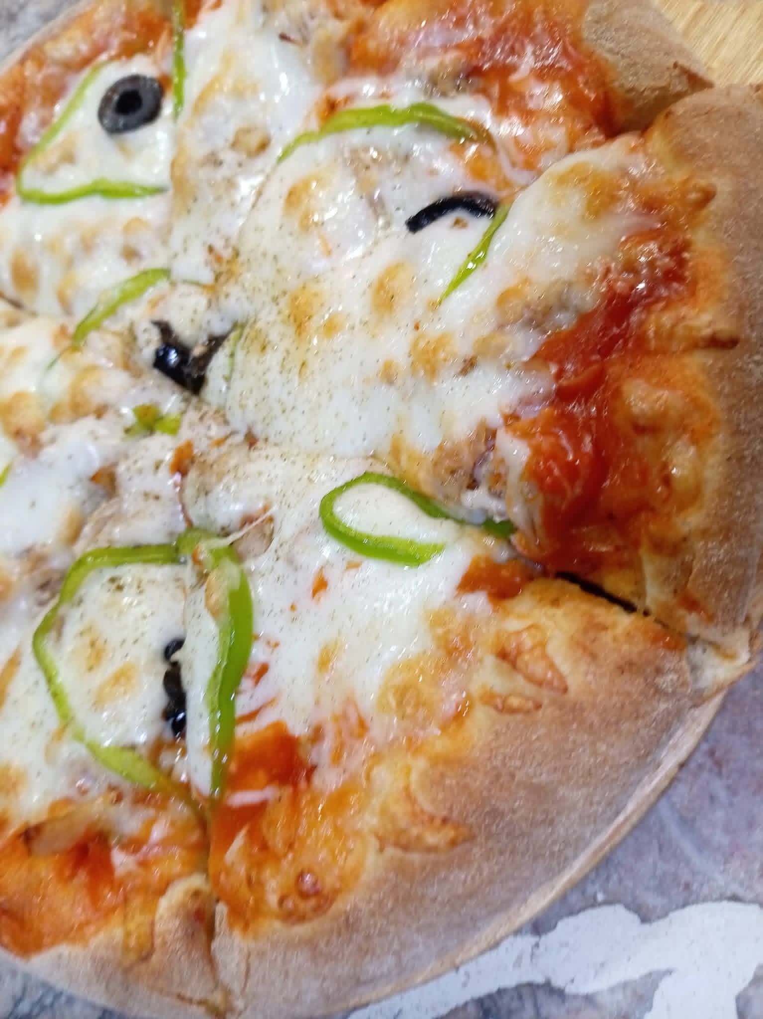 Gros plan sur une pizza maison