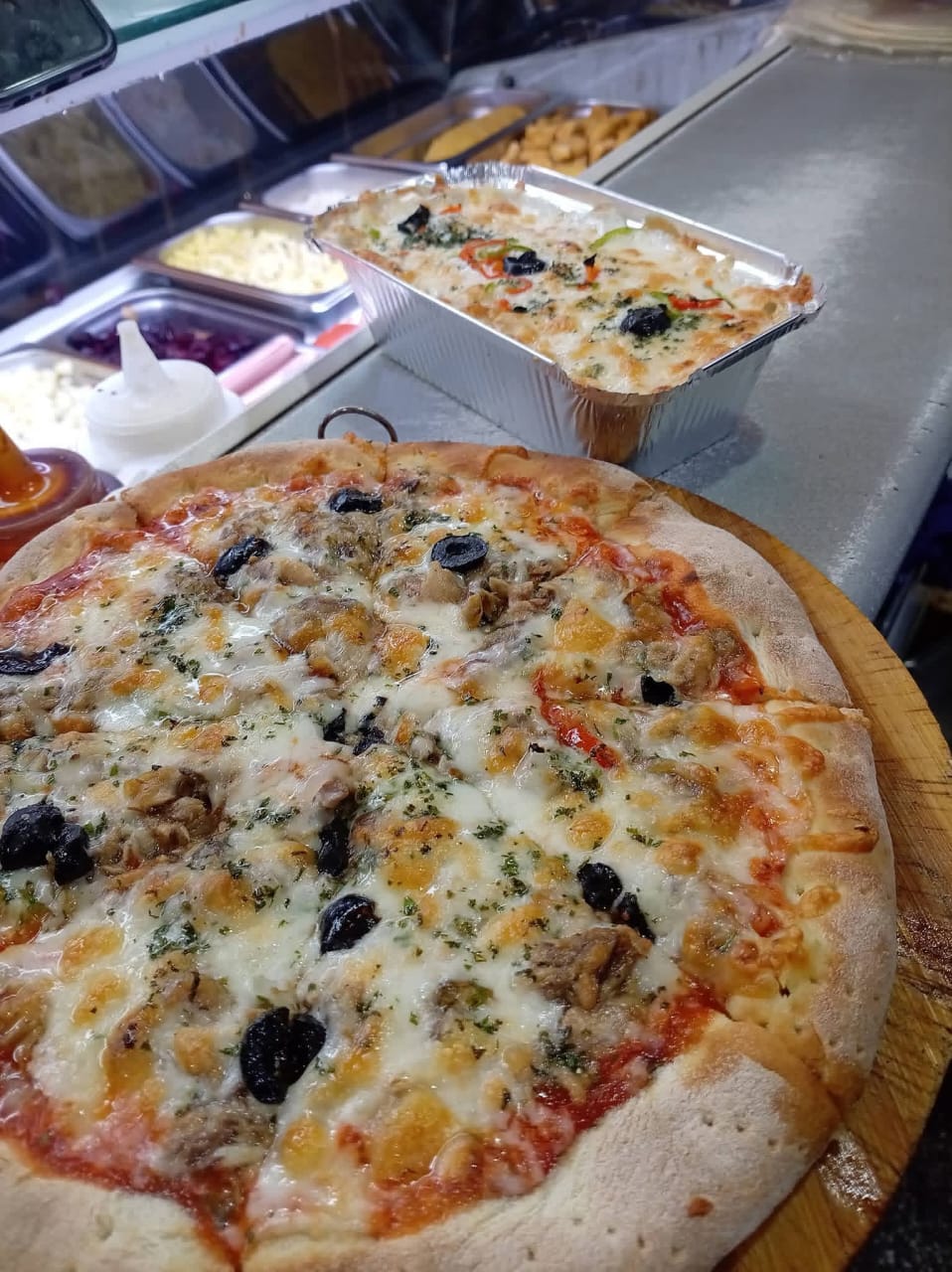 Pizza maison préparée en cuisine