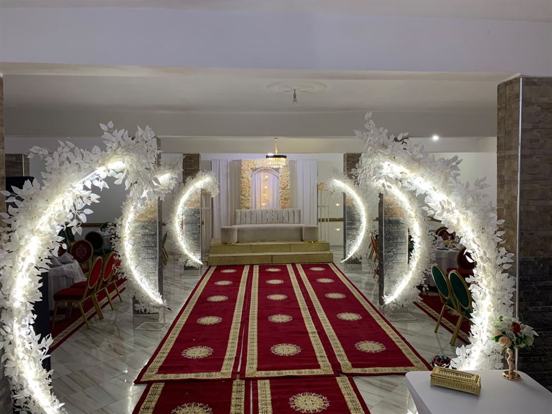 Allée d'honneur et arches lumineuses de la salle des fêtes